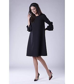 Черна рокля с връзки при ръкава Fiorella снимка