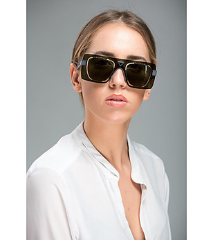 Дамски слънчеви очила с ефектен дизайн снимка