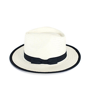 Бяла шапка с естествени влакна Desire снимка