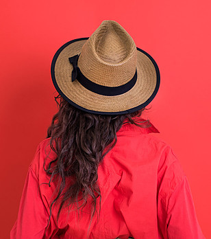 Кафява шапка с естествени влакна Desire снимка