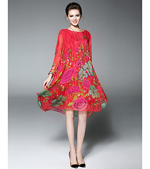Червена рокля с флорален принт снимка