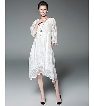 Бяла рокля с флорални мотиви снимка