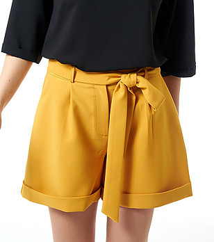 Дамски къси панталони с елегантен дизайн Mala в цвят горчица снимка