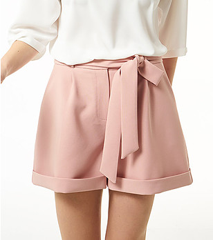 Дамски къси панталони с елегантен дизайн Mala в цвят пудра снимка