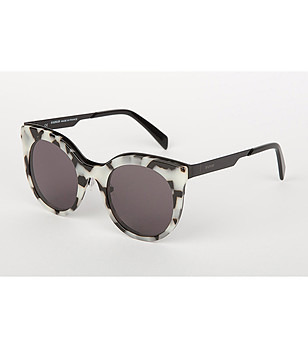 Дамски слънчеви очила с рамка в бяло и черно с тъмни лещи снимка