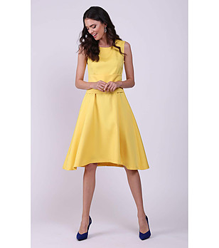 Жълта рокля с набори при талията Evelina снимка