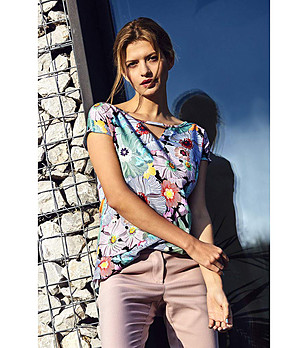 Ефектна многоцветна дамска блуза Ilaria снимка