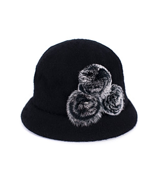 Черна дамска шапка с пухчета снимка