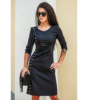 Черна рокля с декоративни кантове снимка