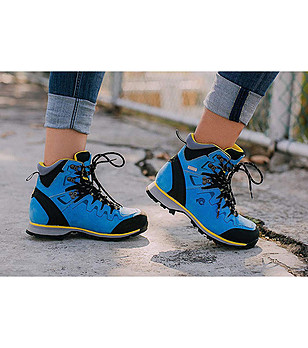 Дамски трекинг обувки в синьо и черно от набук снимка
