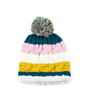 Многоцветна дамска шапка с плетеници снимка