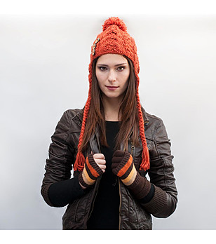 Дамска шапка ушанка в оранжево снимка