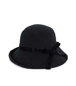 Вълнена дамска черна шапка снимка