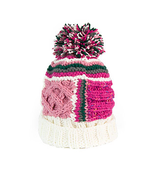 Дамска плетена шапка в преобладаващо розово снимка