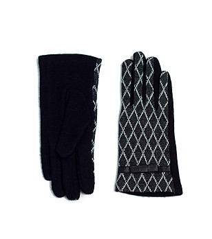 Ръкавици с вълна в черно и бяло снимка