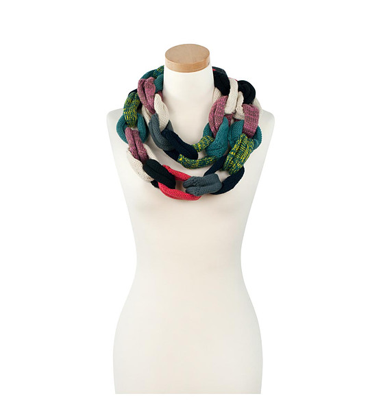 Многоцветен дамски плетен шал снимка