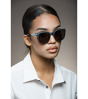 Дамски матирани слънчеви очила в черно и светлосиньо Fiori снимка
