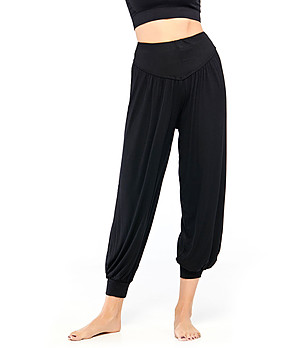 Черен панталон тип потури за йога снимка