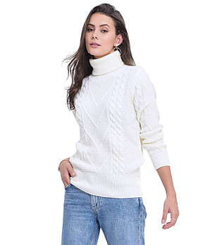 Бял дамски пуловер с плетеници Biana снимка