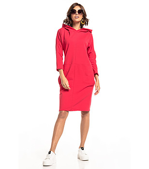 Спортно-елегантна рокля в червен нюанс с качулка снимка