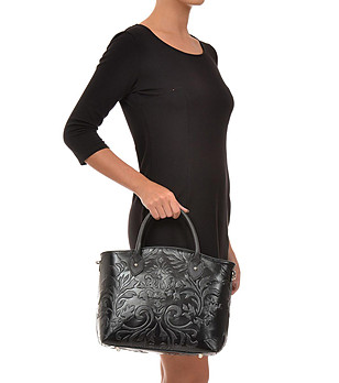 Черна дамска кожена чанта с релеф Olivia снимка