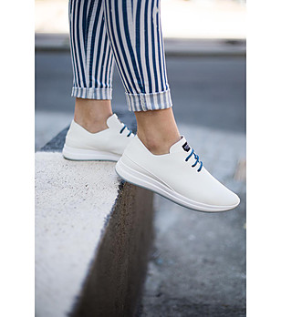 Unisex обувки в бяло снимка