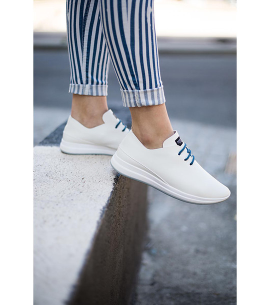 Дамски спортни обувки в бяло снимка