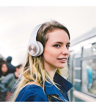 Безжични Bluetooth слушалки в бяло и златисто снимка