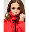 Червено дамско спортно яке с качулка-3 снимка