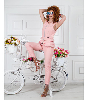 Елегантен комплект от елек и панталон в розово снимка