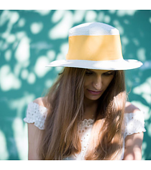 Дамска шапка в екрю с жълта лента Yara снимка