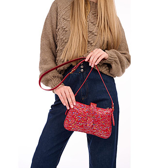 Червена дамска кожена чанта с ефектен принт Malena снимка