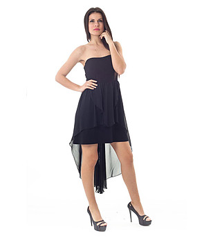 Елегантна черна рокля с асиметрична линия снимка
