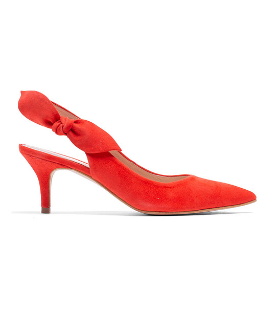 Червени дамски велурени обувки на ток снимка