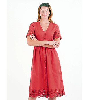 Червена памучна рокля снимка