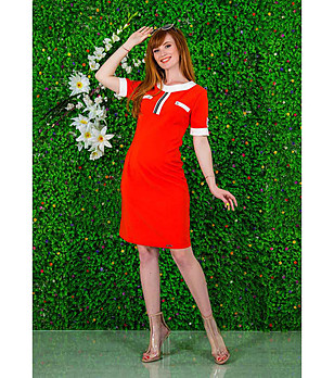 Червена рокля с контрастни детайли снимка