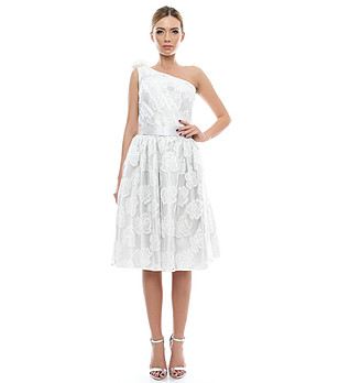 Асиметрична копринена рокля в бяло с дантела снимка