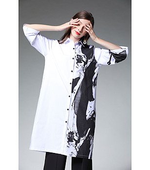 Дамска памучна риза в бяло и черно Monic снимка