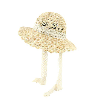 Светлобежова дамска шапка с дантела Lyubina снимка