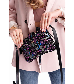 Черна дамска чанта с бродерии с морски мотиви в розово Farida снимка