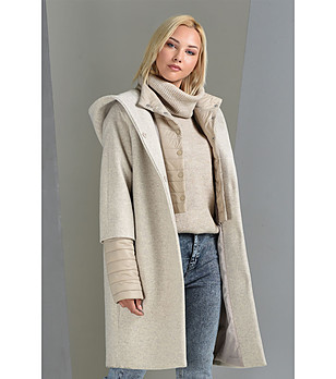 Ефектно дамско бежово палто с нестандартен дизайн Yara снимка