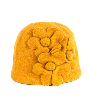 Вълнена дамска шапка в жълто снимка