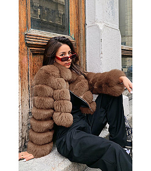 Късо кафяво дамско палто снимка