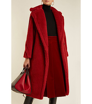 Червено дамско палто снимка
