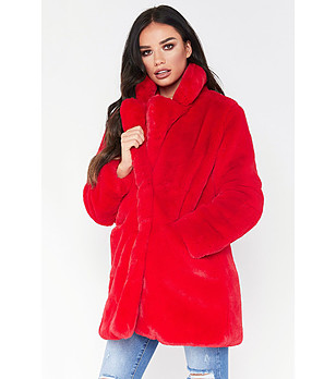 Червено пухкаво дамско палто снимка