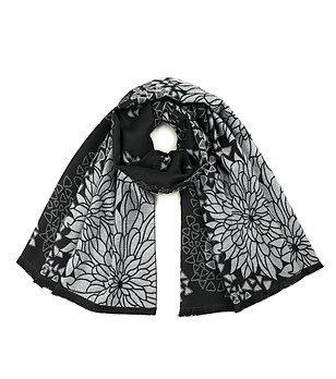 Дамски шал в черно и бяло с флорални мотиви снимка