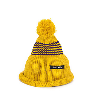 Детска плетена шапка в жълто снимка