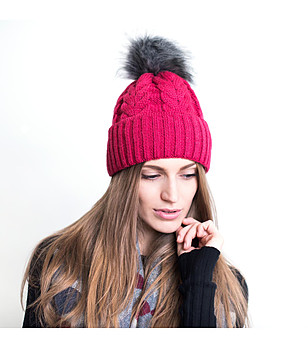 Дамска шапка в цвят малина с контрастен помпон  снимка