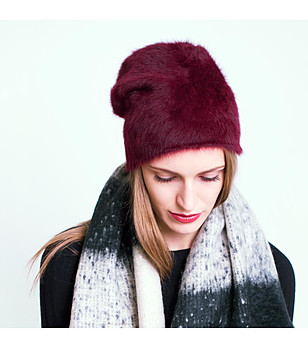 Дамска шапка с пухкава материя в цвят бордо  снимка