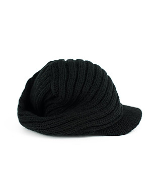 Черна зимна шапка с козирка снимка